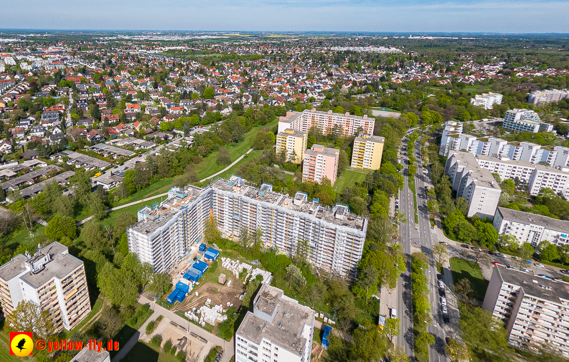 04.05.2023 - Luftbilder von der Fassadensanierung am Karl-Marx-Ring 11-21 in Neuperlach